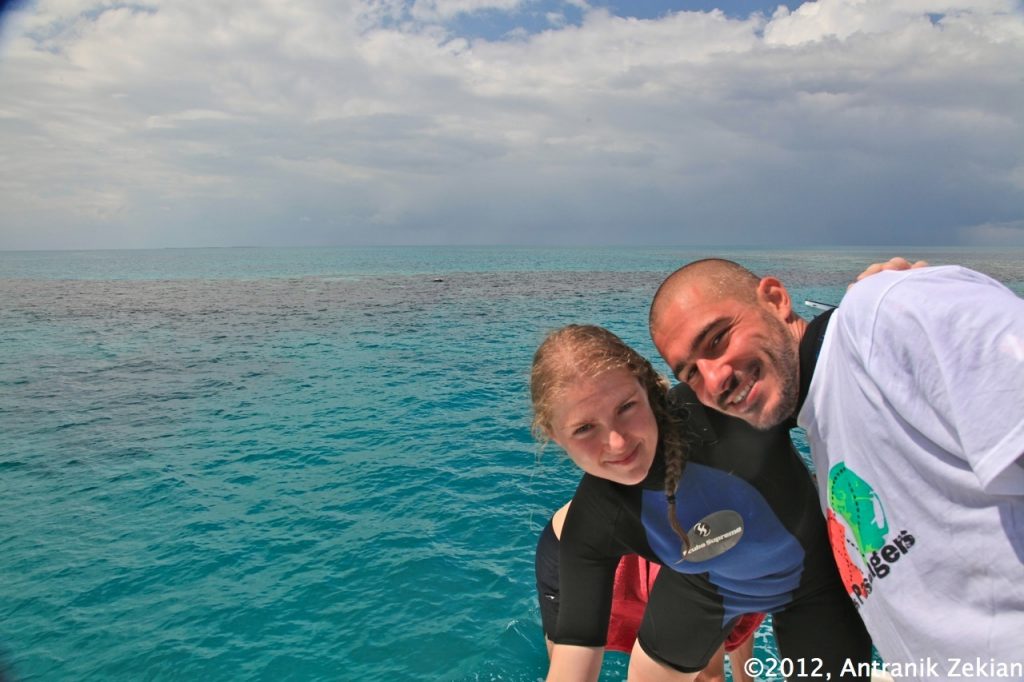 Flo et moi à la frontière du Blue Hole, d'où il est possible d'observer le mur de corail entourant la grotte sous-marine