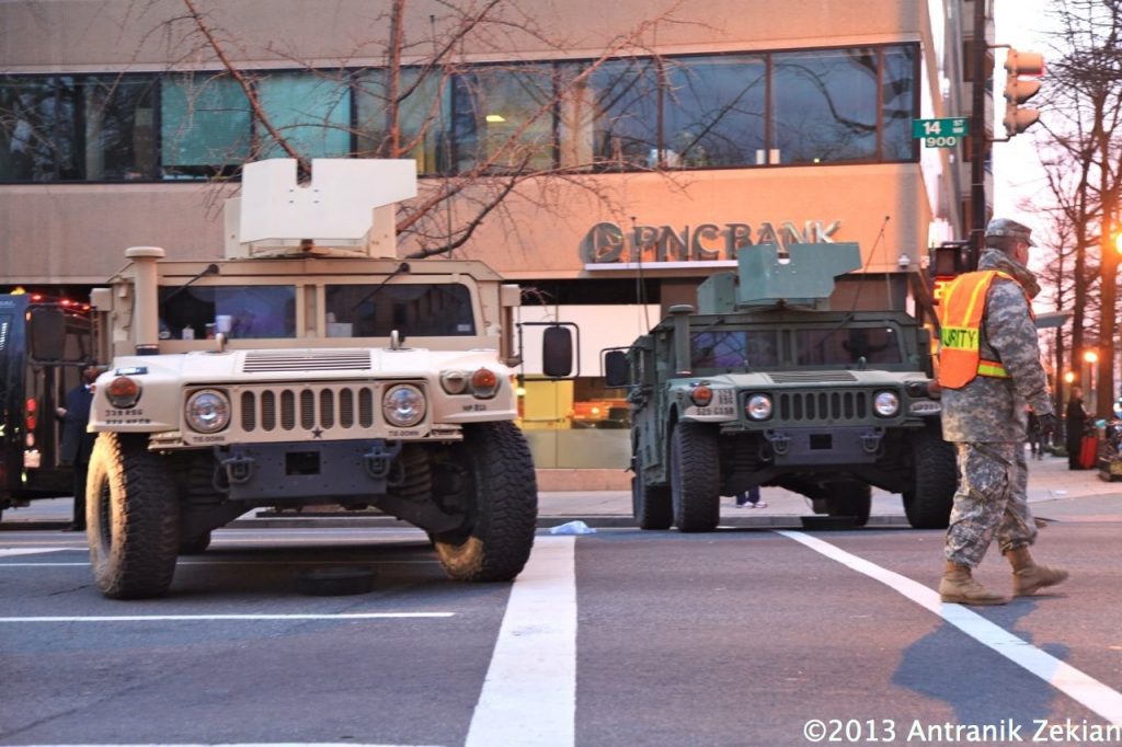 des 4x4 militaires bloquent les rues de la capitale en quasi état de siège