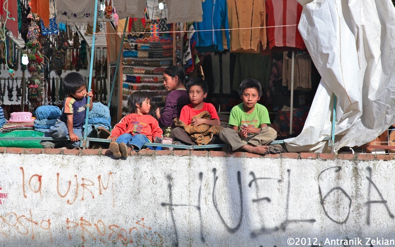 très jeunes vendeurs sur un marché durant leur pause déjeuner