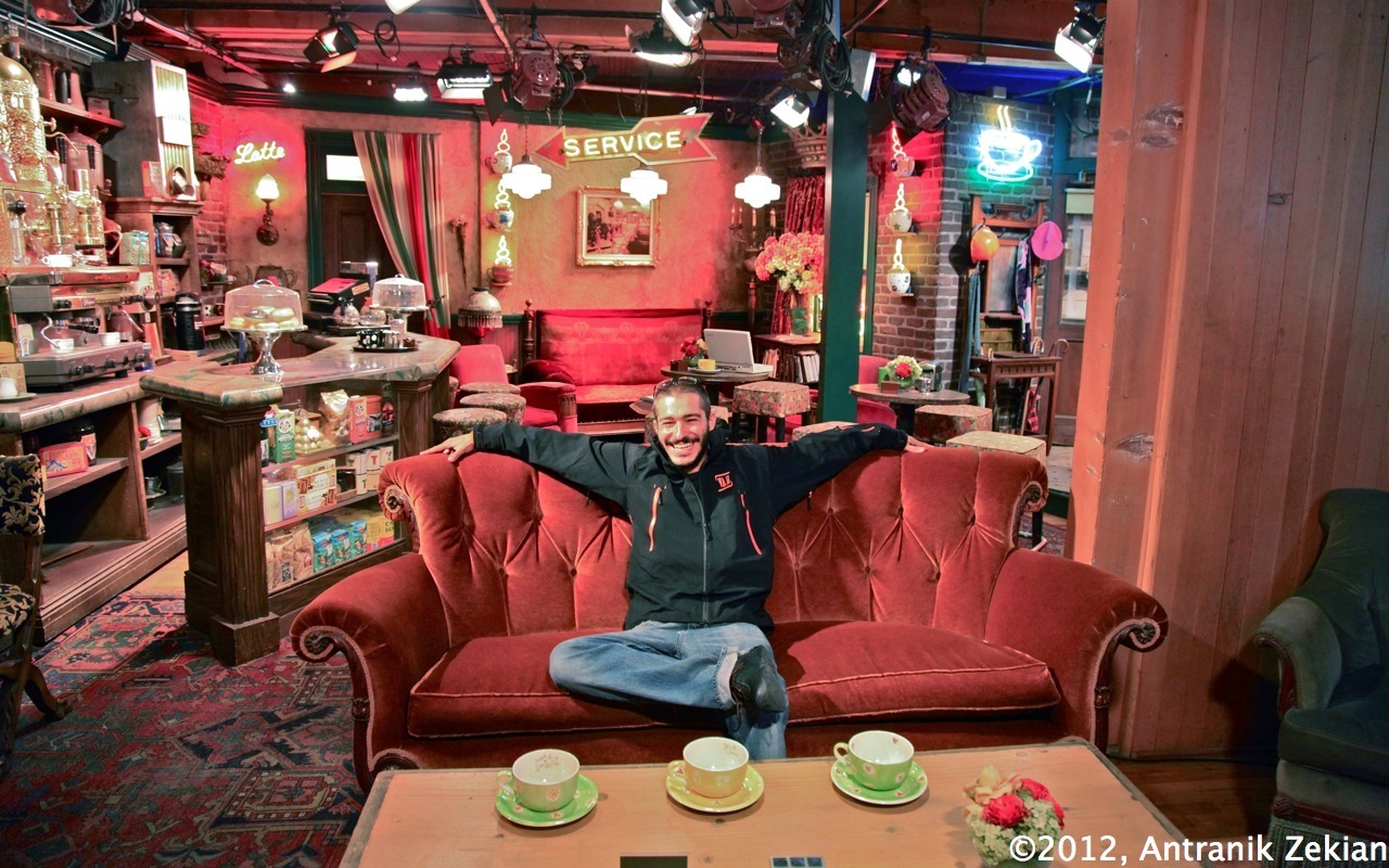 un petit capuccino tranquillement installé dans le fauteuil du Central Perk. les décors sont ceux d'origines de la série laissés en l'état du fait de son succès